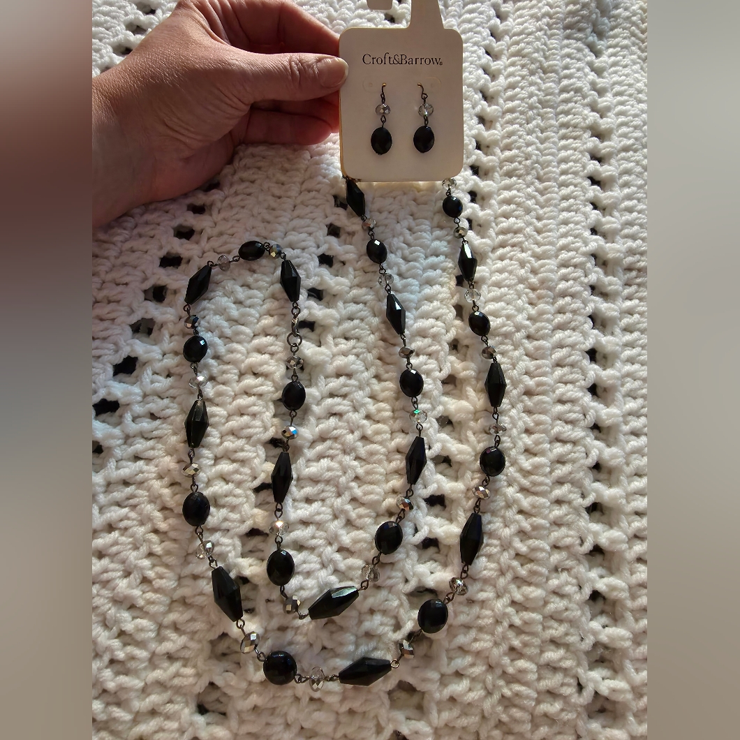 Elegant Black Beaded Necklace And Earring Set 16$